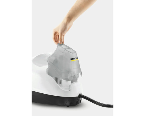 Remplissage du réservoir d''eau d''un nettoyeur vapeur de la marque Kärcher.