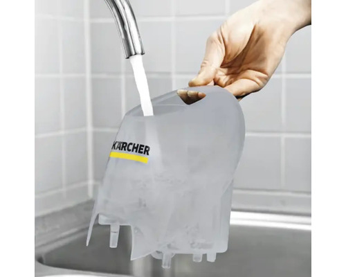 Un réservoir d''eau transparent Kärcher est rempli sous un robinet.