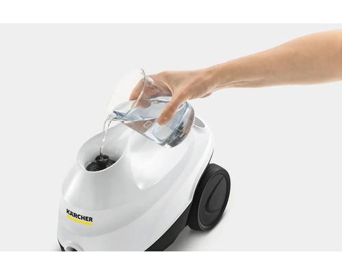 Une personne verse de l''eau dans un nettoyeur vapeur Kärcher.