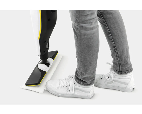 Nettoyeur vapeur en cours d''utilisation sur le sol