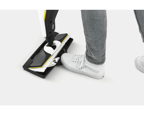 Personne utilisant un nettoyeur vapeur avec commande au pied