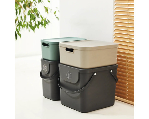 Deux poubelles grises avec symboles et couvercles colorés sont représentées empilées.