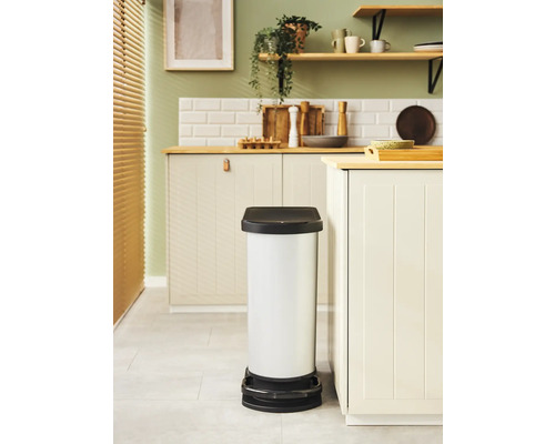 Poubelle à pédale en métal et plastique dans une cuisine lumineuse