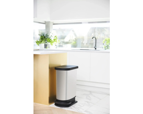 Abfalleimer aus Metall mit Fusspedal in einer hellen Küche