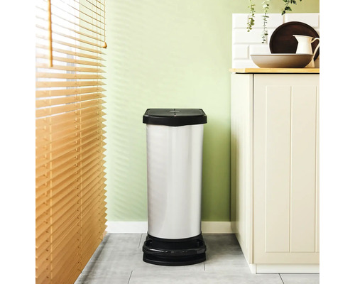 Poubelle à pédale en métal dans la cuisine