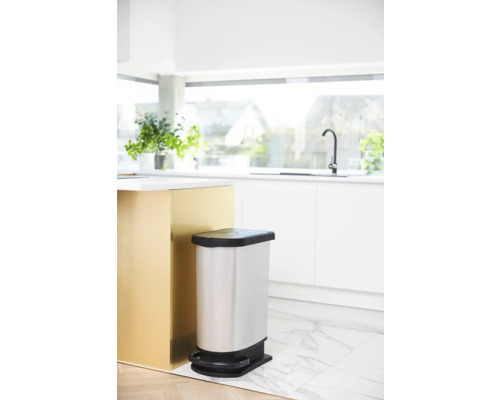 Poubelle à pédale en acier inoxydable dans une cuisine claire