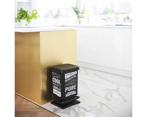 Schwarzer Treteimer mit weisser Beschriftung in einer Küche