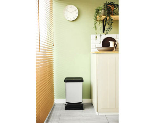 Poubelle à pédale dans une cuisine lumineuse