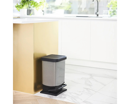 Treteimer aus Metall in einer hellen Küche