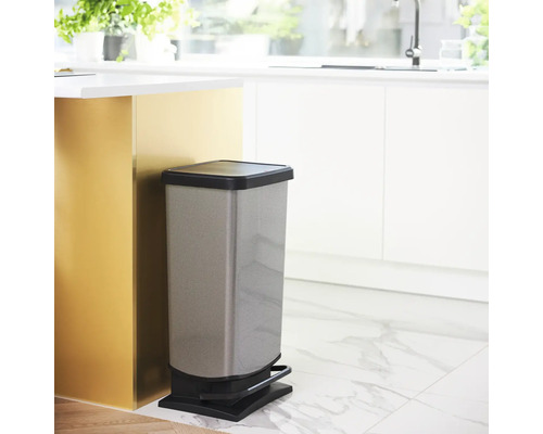 Treteimer aus Stahl in einer modernen Küche.