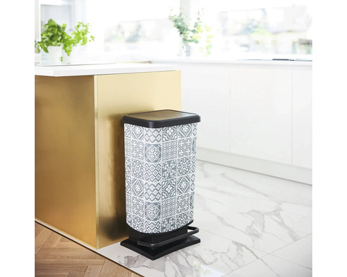 Poubelle à pédale avec motif de mosaïque dans une cuisine lumineuse