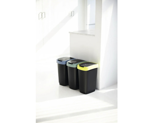 Trois poubelles de tri sélectif avec couvercles de couleur