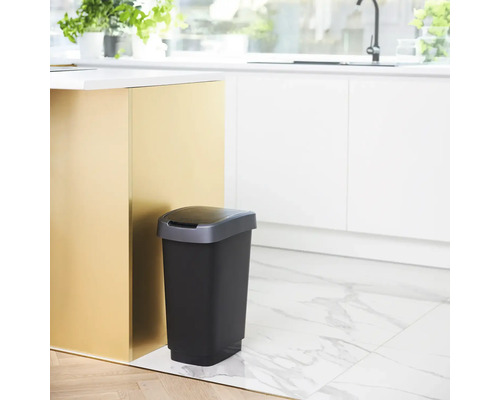 Poubelle en plastique dans une cuisine