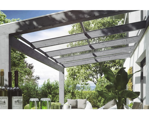 Terrasse couverte avec poutres en bois et toit transparent pour l''extérieur