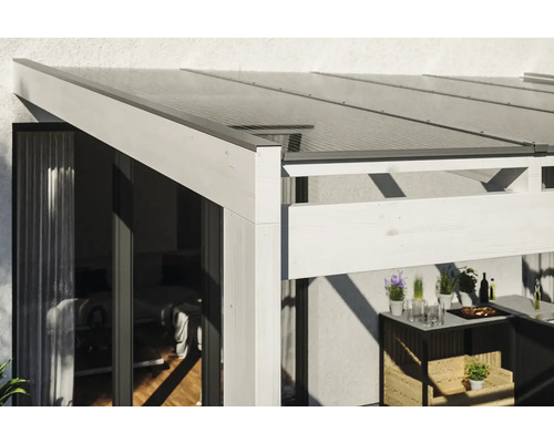 Vue détaillée d''un toit de terrasse en bois avec des plaques en polycarbonate