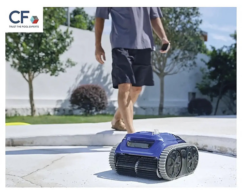 Robot nettoyeur de piscine avec une personne en arrière-plan