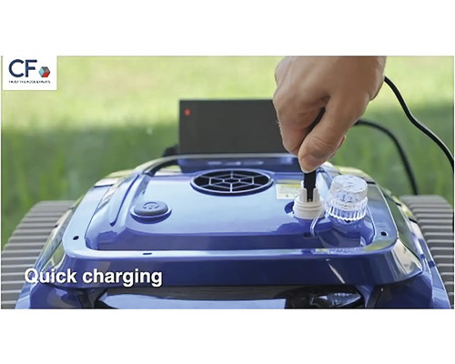 Un robot de nettoyage de piscine est en charge avec un câble de charge