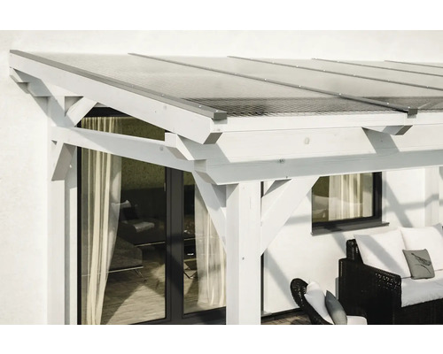 Vue détaillée d''une terrasse en bois blanc avec un toit transparent