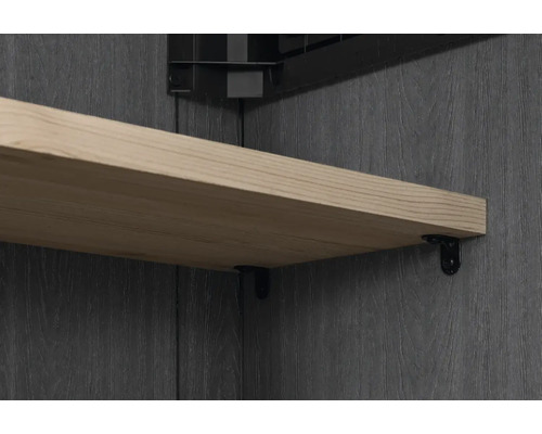 Regalboden mit Halterung an einer dunklen Wand