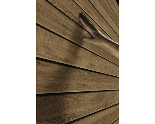 Façade en bois avec surface palpable et une main