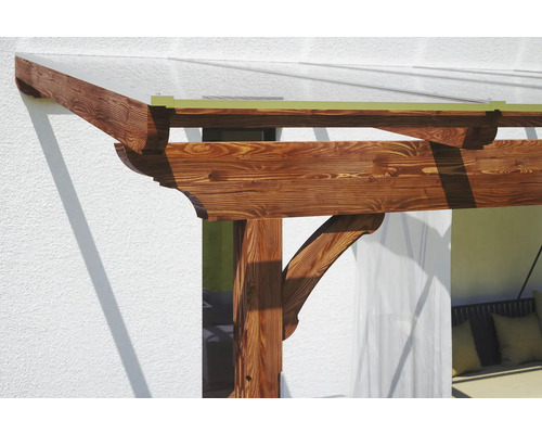 Détail d''une pergola en bois avec toit transparent à installer sur une maison
