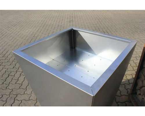 Quadratischer Pflanzkübel aus Metall