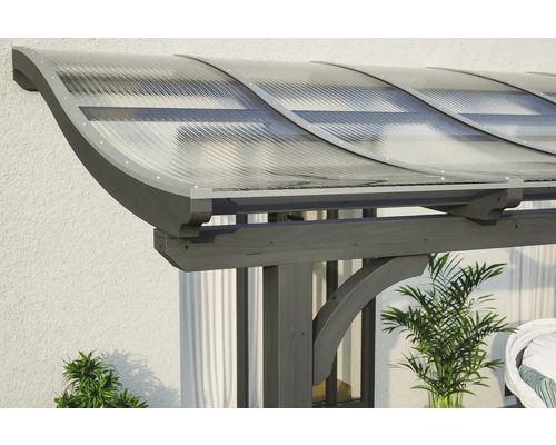 Gros plan d''un toit de terrasse avec des plaques en plastique transparent sur une structure en bois