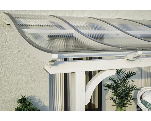 Detailansicht einer Terrassenüberdachung mit lichtdurchlässigen Platten und Holzkonstruktion