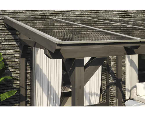 Vue détaillée d''une pergola en bois avec toit transparent et rideaux blancs