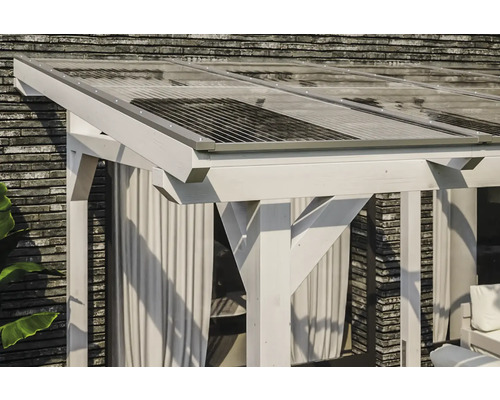 Vue détaillée d''un toit de terrasse avec toit transparent et structure en bois blanc.