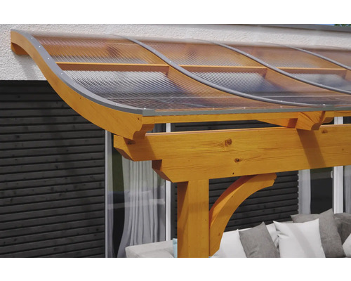 Vue détaillée d''une pergola en bois avec toit transparent