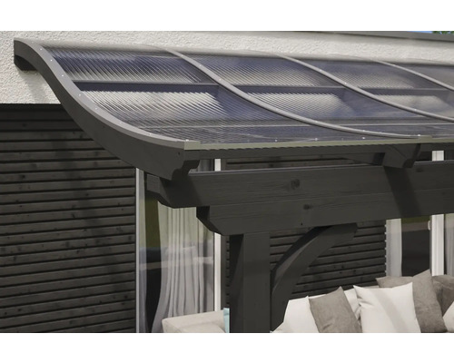 Vue détaillée d''un toit de terrasse avec une structure en bois et des plaques en polycarbonate.