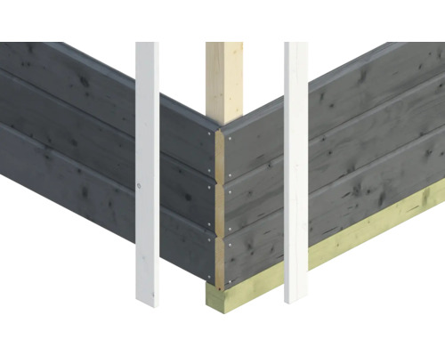 Detailansicht eines Holzhauses mit grauer Holzfassade und weissen Zierleisten