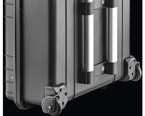 Detailansicht eines schwarzen Werkzeugkoffers mit Rollen und Griff