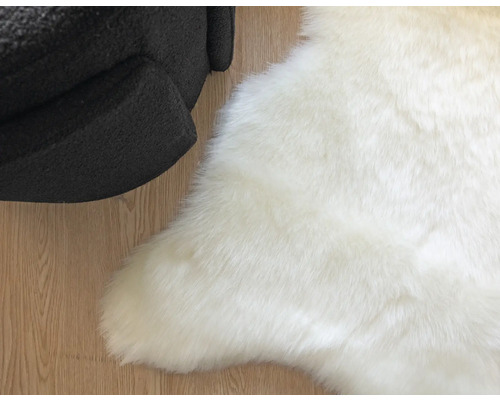 Tapis en fausse fourrure blanc à côté d''un fauteuil