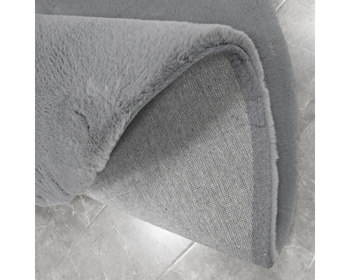 Grauer Teppich mit gewebter Rückseite