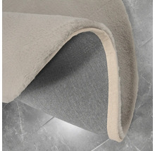Vue détaillée d''un tapis avec surface à poils et dos en textile.