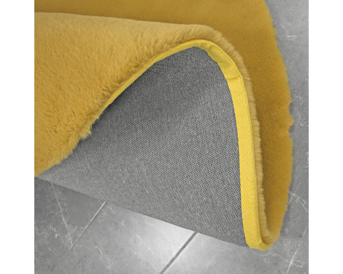 Detailansicht eines Teppichs mit Flor und Stoffrückseite