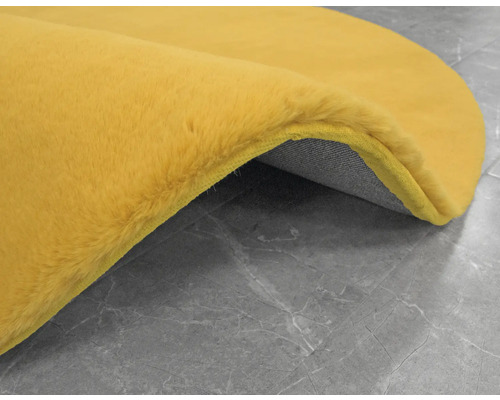 Detailansicht eines runden Teppichs mit Flor