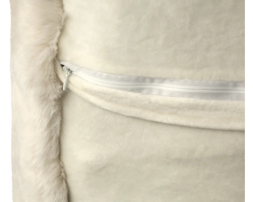 Vue détaillée d''un coussin avec fermeture éclair et bordure en fausse fourrure