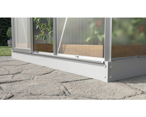 Vue détaillée d''une serre avec cadre en aluminium et fondation