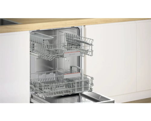 Lave-vaisselle ouvert avec deux paniers chargeables