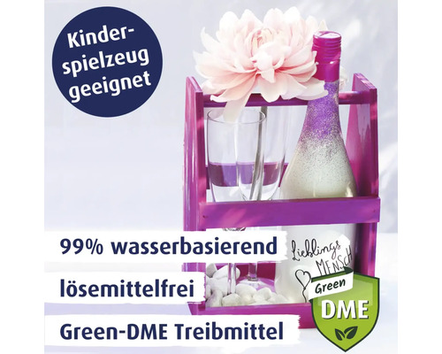 Dekorative Szene mit Blumen, Gläsern und einer Flasche in einem Holzgestell