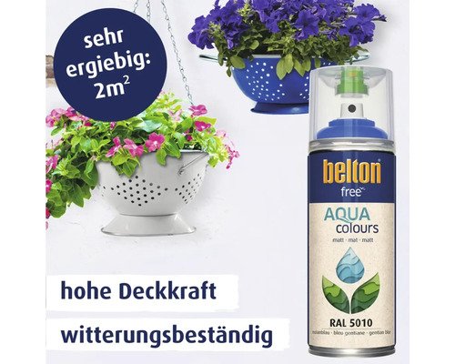 Belton Free Aqua Colours Lack Spraydose mit Blumenampeln im Hintergrund