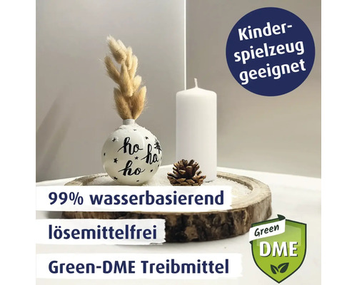 Dekoration mit Christbaumkugel, Kerze und Tannenzapfen