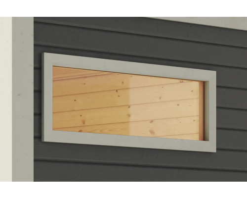 Rechteckiges Fenster mit Holzrahmen in einer dunklen Holzwand