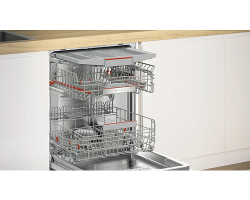 Lave-vaisselle ouvert avec paniers à vaisselle dans un meuble de cuisine