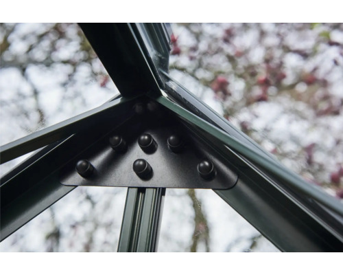 Gros plan sur la structure métallique d''une serre avec des vis