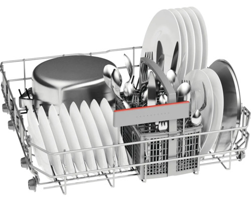 Panier de lave-vaisselle avec vaisselle et couverts