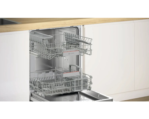 Lave-vaisselle ouvert avec deux paniers